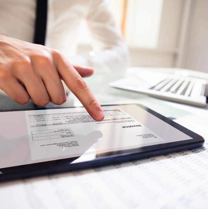 Gestionnaire pointant une soumission électronique dans un logiciel de gestion