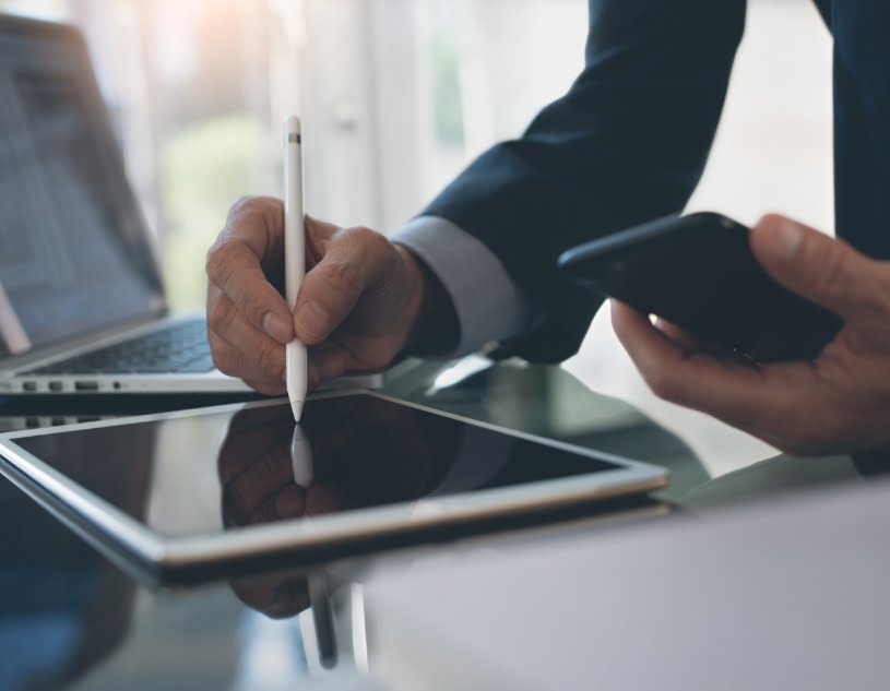 Client effectuant la signature électronique d'une soumission sur tablette