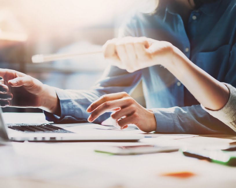 gestionnaires à proximité, sur un poste de travail