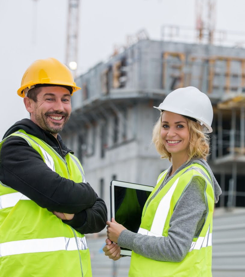 Une gestionnaire et son employé satisfaits par l'efficacité de la planification